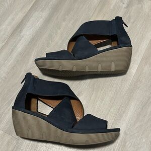 Clark’s Navy Blue Wedge Leather Sandals Sz 9